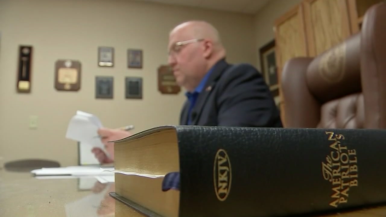 Federaw lawsuit filed over courtoom prayer